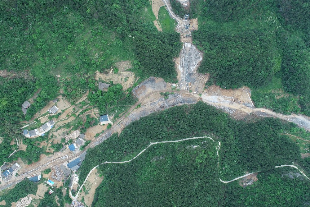 曾荣路改建工程全面提速，，，，，，，跑出建设“加速度”